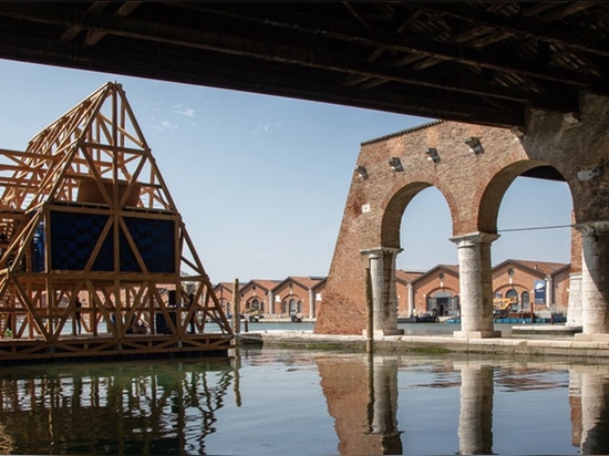 La escuela flotante prefabricada renombrada de Makoko llega en la laguna veneciana