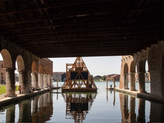 La escuela flotante prefabricada renombrada de Makoko llega en la laguna veneciana