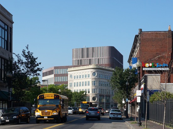 El edificio se sienta en el centro del cuadrado de Dudley, la base comercial de la vecindad residencial de Roxbury.