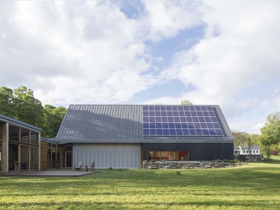 Vista del edificio del estudio con los paneles solares