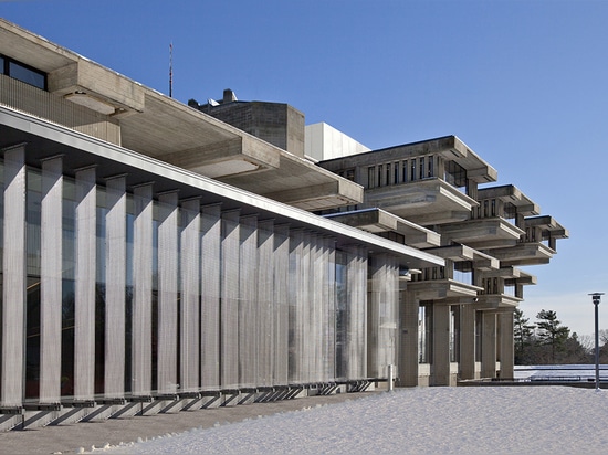 Adición del oeste Façade con la biblioteca original más allá, durante el día