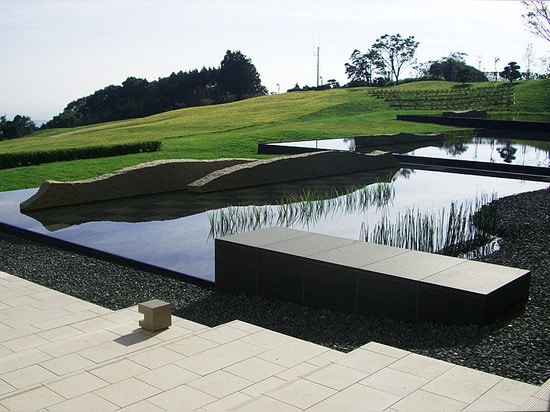 La superficie mirror-like del agua refleja el paisaje de la meseta de Nihondaira. (© de la foto: Yoshinobu Hayashi)