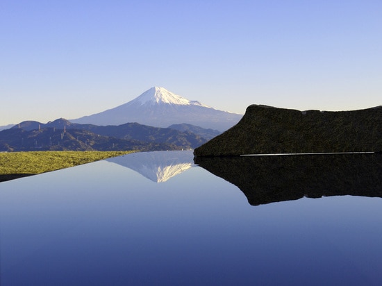 Acumule con la roca del granito y la reflexión de Mt. Fuji (© de la foto: Norihisa Yamaga)