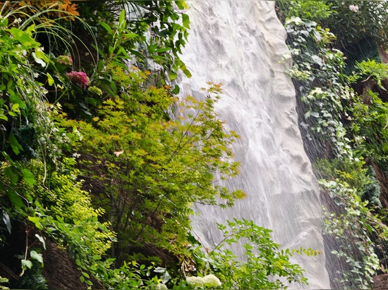 La cascada más alta del mundo en un jardín vertical