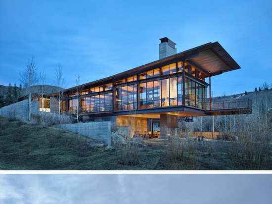 Esta casa moderna de la montaña se llena de los materiales industriales