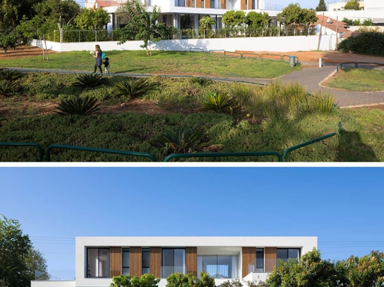 Las paredes de cristal grandes de desplazamiento dan esta casa de fácil acceso a la piscina