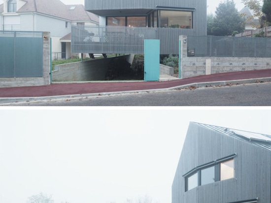 Un exterior angular rodea el interior minimalista de esta casa en Francia