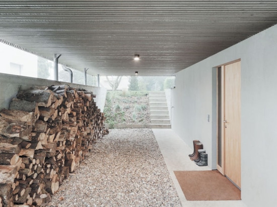 Un exterior angular rodea el interior minimalista de esta casa en Francia