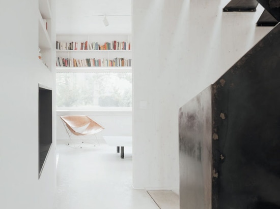 Un exterior angular rodea el interior minimalista de esta casa en Francia