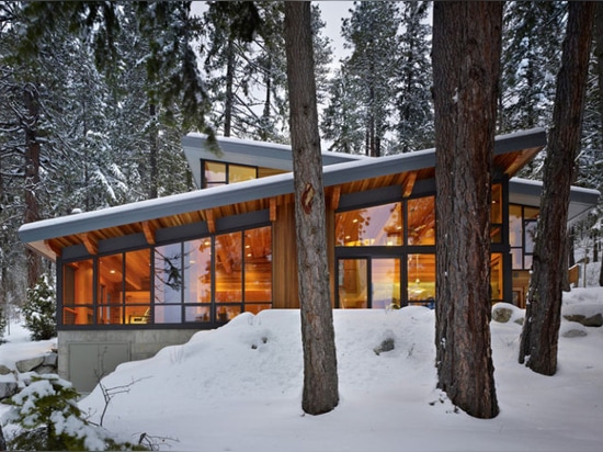 Despueble de árboles a los arquitectos se dignó esta casa del lago en Washington.