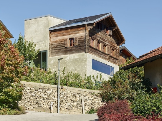 Una interacción del metal y de la madera en las montañas suizas de los arquitectos de Savioz Fabrizzi