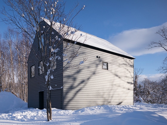 La casa de K de los arquitectos florian del busch es un chalet contemporáneo del invierno en Hokkaido