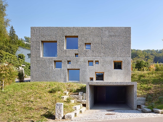 la casa concreta de wespi de meuron romeo en Suiza se pincha con las ventanas cuadradas