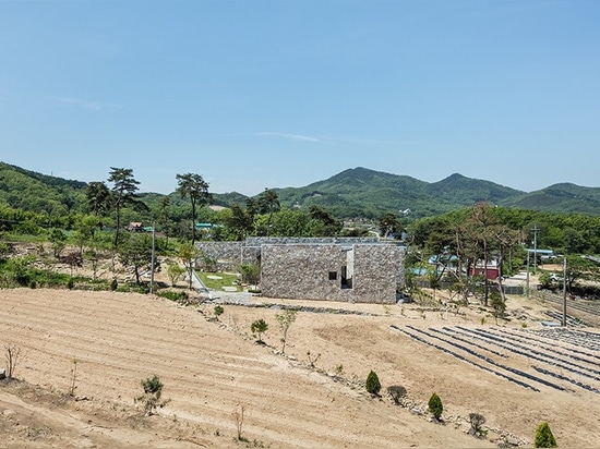 OBBA acumula la casa de piedra para los pares mayores en el campo coreano