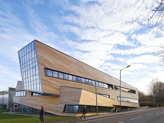 la universidad de durham de los clads del libeskind de Daniel ogden el centro con entrelazar fachada de madera