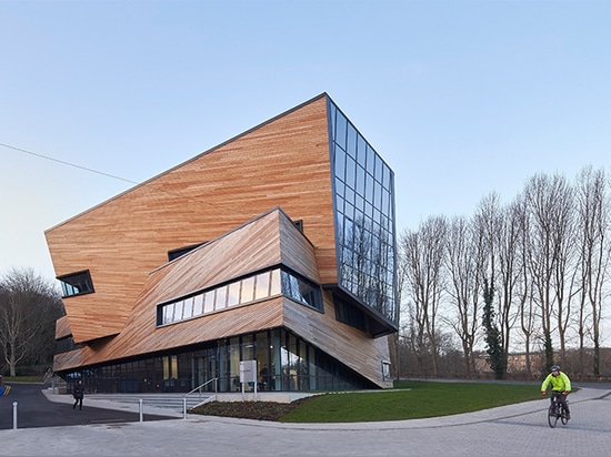 la universidad de durham de los clads del libeskind de Daniel ogden el centro con entrelazar fachada de madera