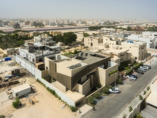 Los arquitectos de AGi integran tres jardines dentro del hogar kuwaití