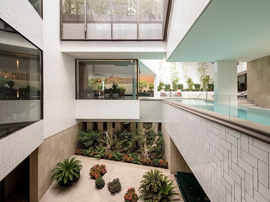 Los arquitectos de AGi integran tres jardines dentro del hogar kuwaití