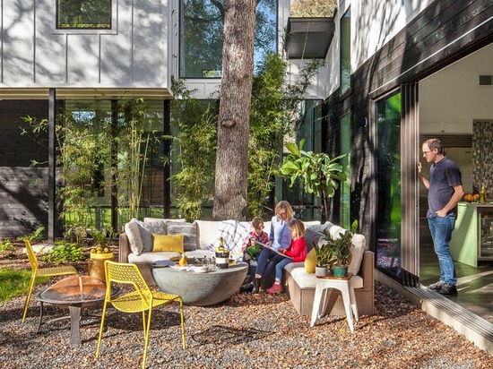 Esta casa en forma de L en Texas Opens Up For Indoor/el entretenimiento al aire libre