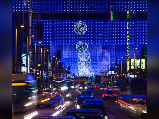 Madrid instala luces de la Navidad luna-temáticas