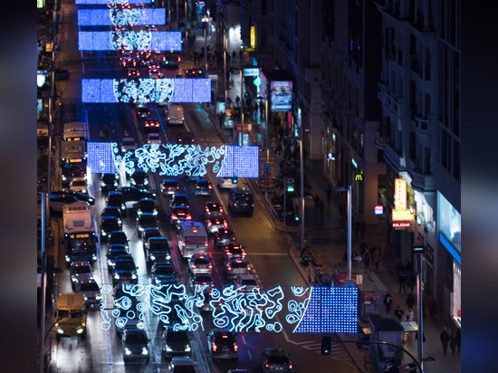 Madrid instala luces de la Navidad luna-temáticas