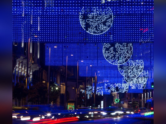 Madrid instala luces de la Navidad luna-temáticas