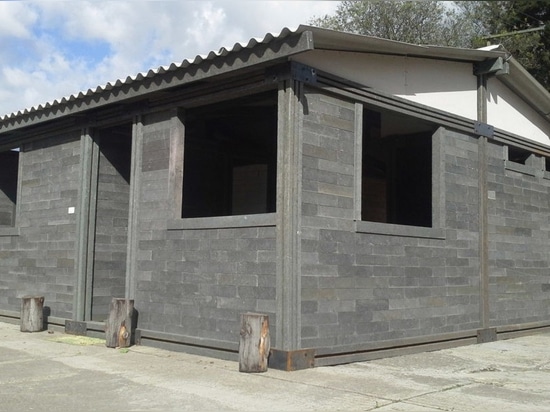 Esta casa $6.800 fue construida de ladrillos reciclados en apenas 5 días