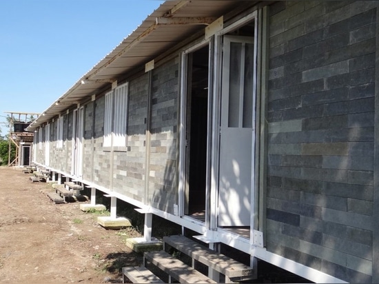 Esta casa $6.800 fue construida de ladrillos reciclados en apenas 5 días