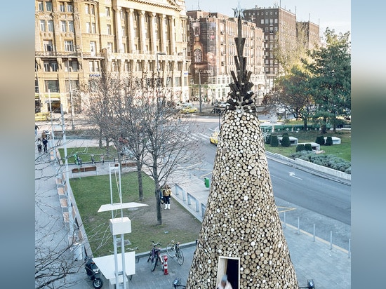 Hola la madera construye el árbol de navidad de Budapest a partir de 5000 pedazos de leña