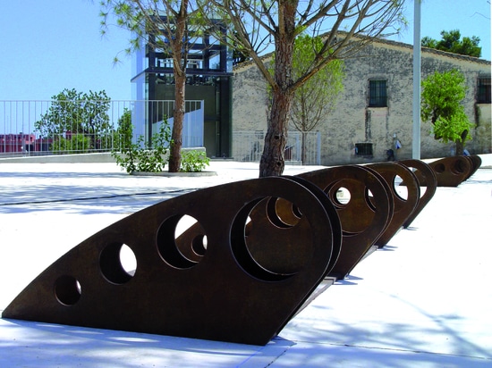 Aparcamiento de la bicicleta del diseño en el acero de Corten.