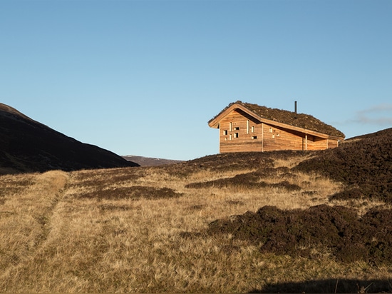 mezclas musgo-rematadas de la choza de la montaña de los arquitectos del moxon en las montañas escocesas