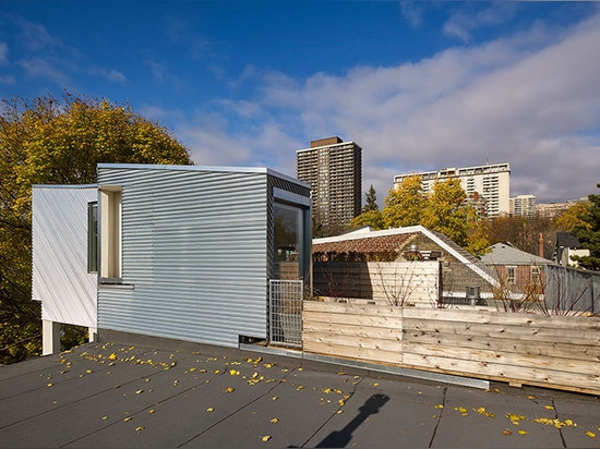 el aleph-bau añade la estructura aluminio-revestida del tejado al rowhouse del siglo XIX de Toronto