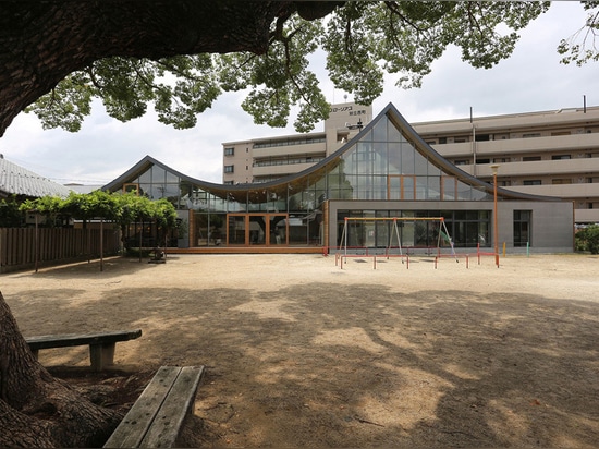 el estudio de los arquitectos del monte Fuji termina la escuela del chiryu con el tejado del barrido