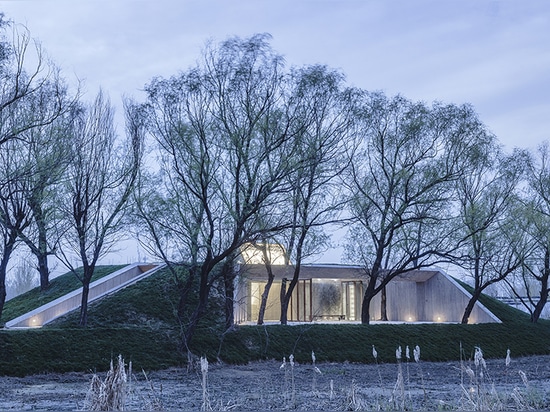 el archstudio integra la capilla budista dentro del paisaje ripícola de Hebei, China