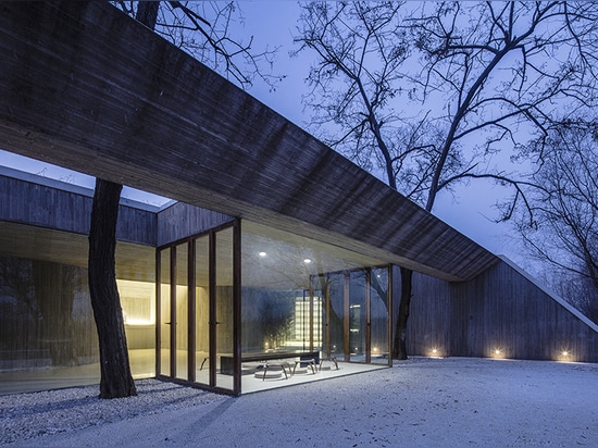 el archstudio integra la capilla budista dentro del paisaje ripícola de Hebei, China