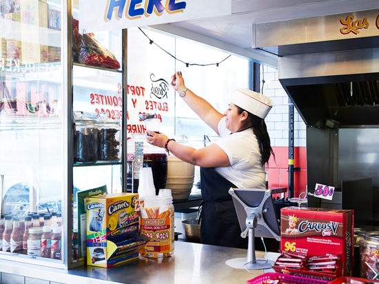 la tienda del bocadillo en Toronto por +tongtong imita soportes mexicanos del streetfood