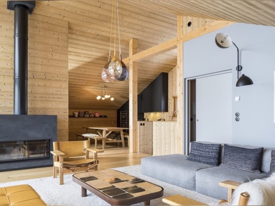 El chalet hermoso de la madera muestra apagado la belleza del minimalismo moderno