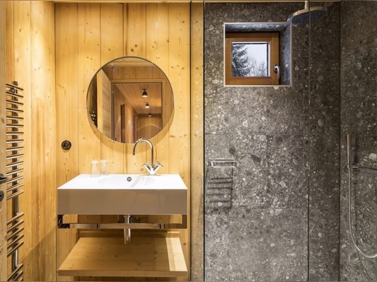 El chalet hermoso de la madera muestra apagado la belleza del minimalismo moderno