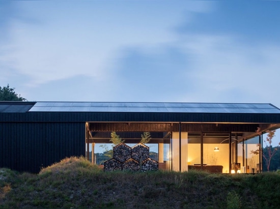 El chalet por energía solar Schoorl mezcla en el paisaje del pólder de Holanda