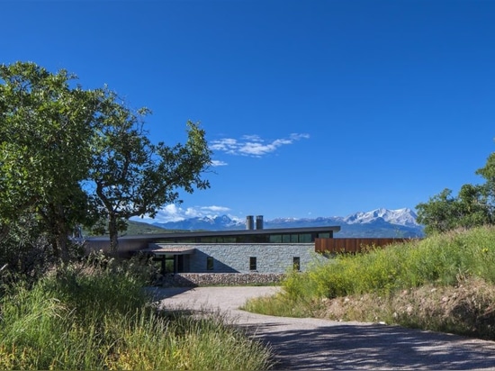 El hogar del oro de LEED trae el lujo moderno a un rancho de trabajo de Colorado