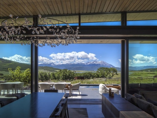 El hogar del oro de LEED trae el lujo moderno a un rancho de trabajo de Colorado