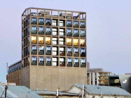 Silo de grano de 90 años de las actualizaciones del estudio de Heatherwick en Suráfrica con las ventanas de cristal soportadas