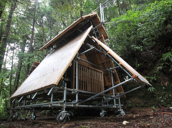 el kikuma watanabe diseña una capilla sintoísta de madera movible en las montañas de kochi