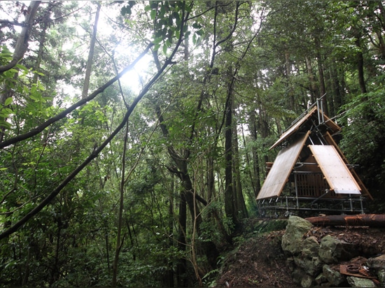 el kikuma watanabe diseña una capilla sintoísta de madera movible en las montañas de kochi