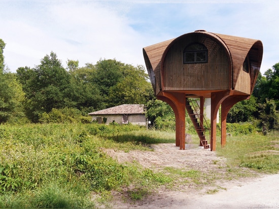 las estructuras de la armadura del estudio elevaron el refugio de los caminantes en el campo francés