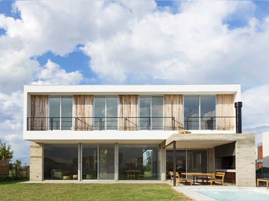 ¡BAM! el arquitectura coincide volúmenes simples para crear la casa de la piscina en la Argentina