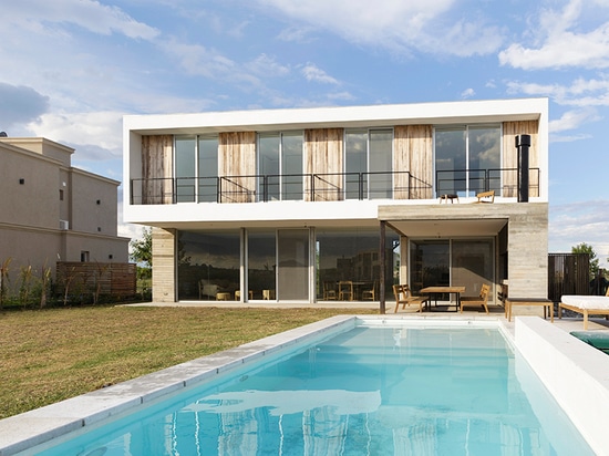 ¡BAM! el arquitectura coincide volúmenes simples para crear la casa de la piscina en la Argentina