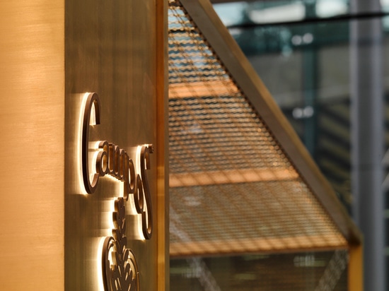 quiosco de cobre amarillo del café de las posiciones del bagot de maderas dentro de la torre de Sydney