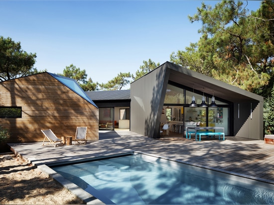 la cabina premiada del poolside de Du Pont del taller se oculta en las arboledas del pino de Francia