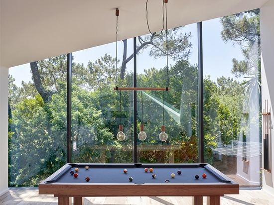 la cabina premiada del poolside de Du Pont del taller se oculta en las arboledas del pino de Francia